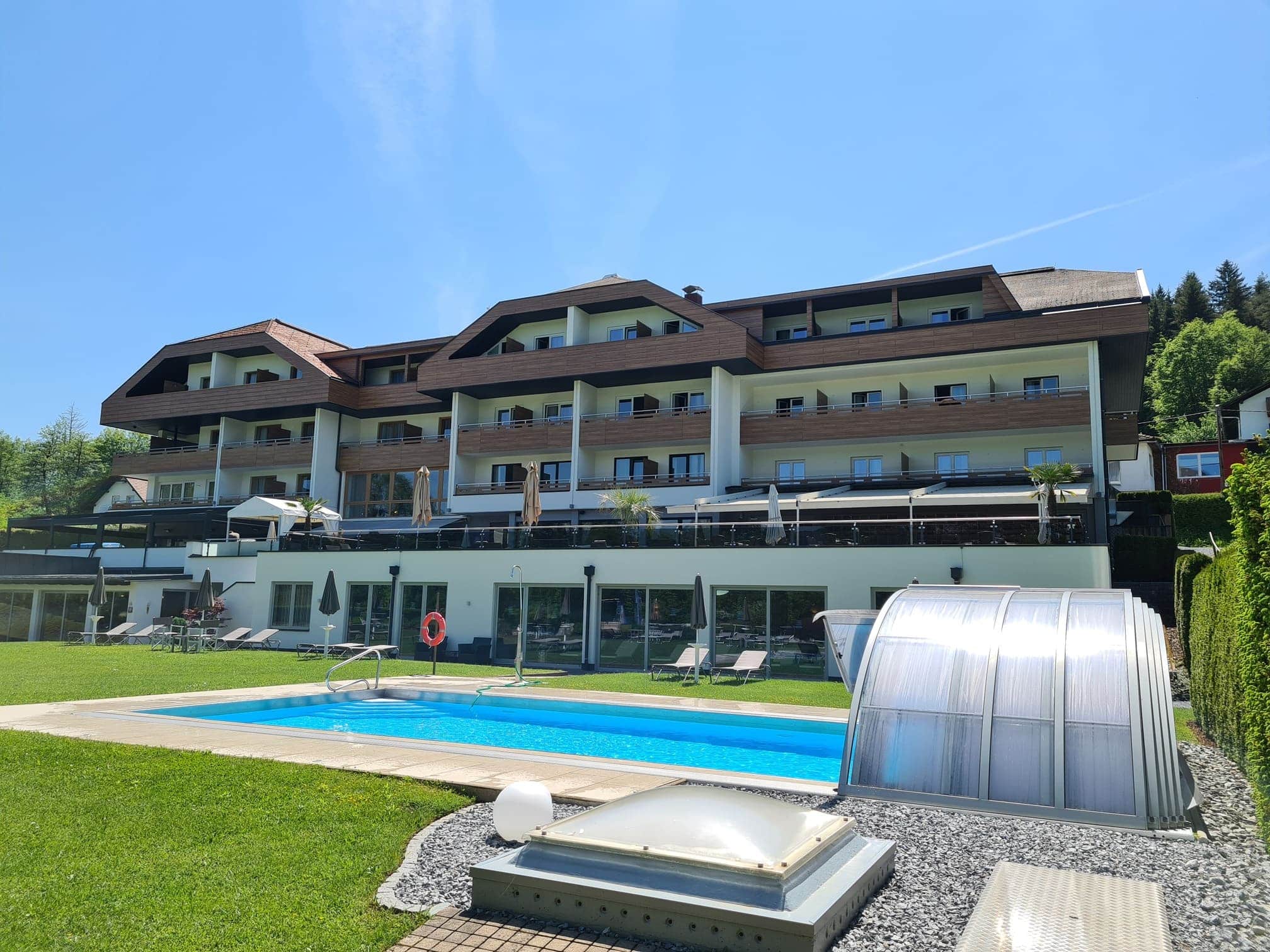Außenansicht Dei Hotel Schönblick, im Vordergrund sieht man den Pool.