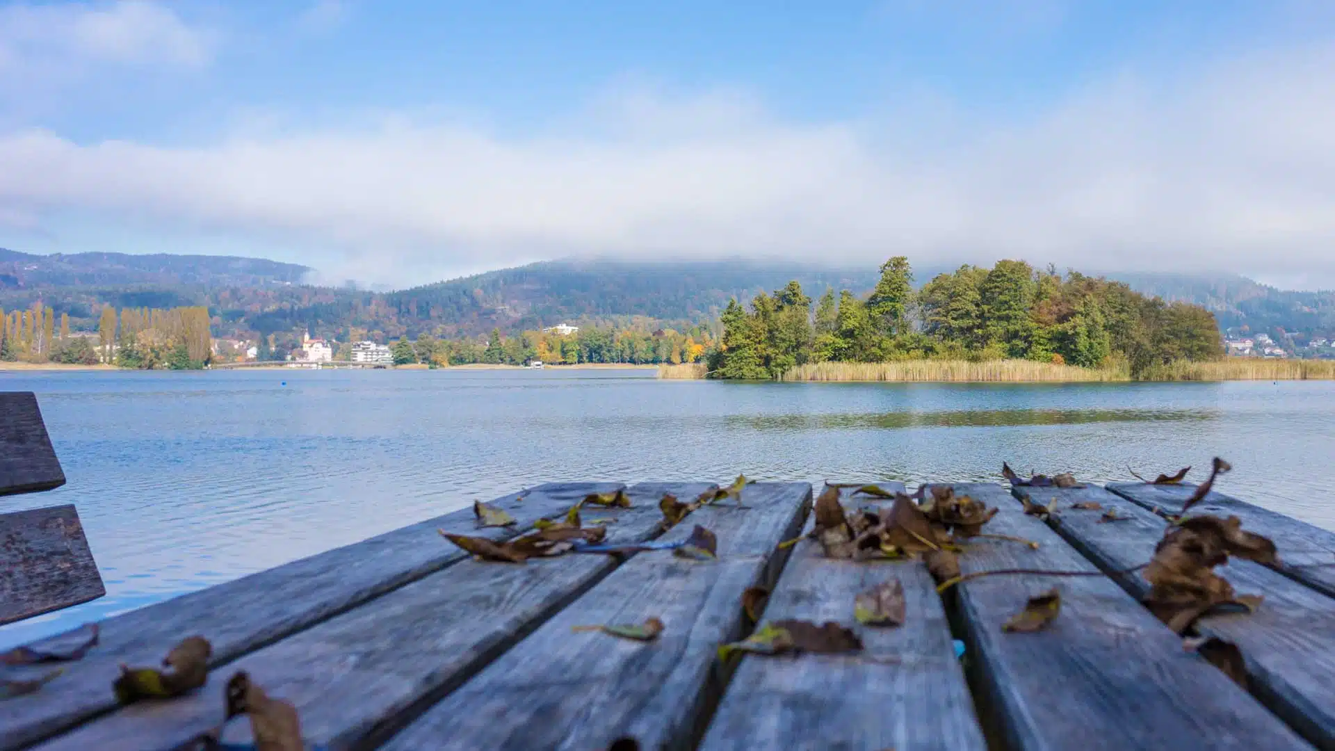 Ausblick auf die Kapuzinerinsel am Wörthersee an einem Herbsttag.