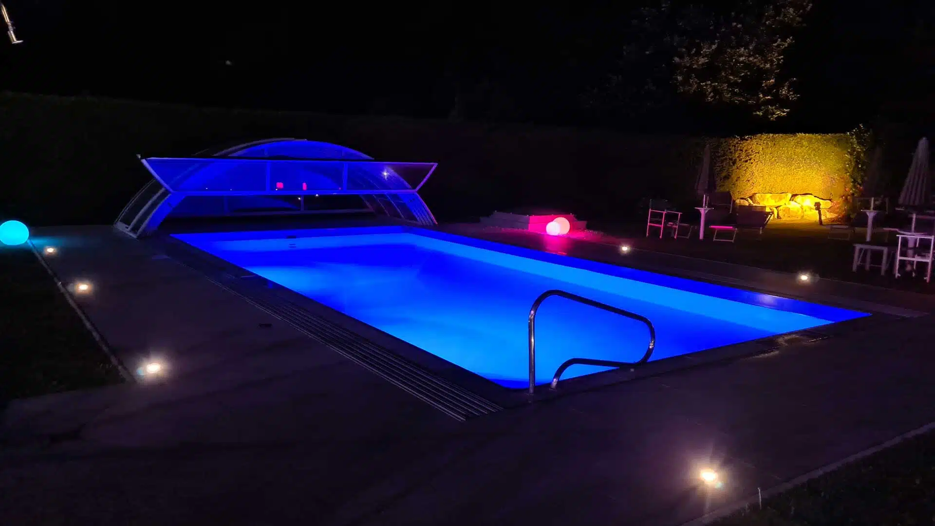 Bei Nacht beleuchteter Pool vom DEI Hotel Schönblick.